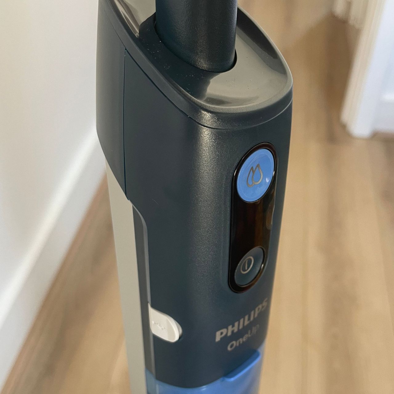Buttons on the Philips OneUp 5000 Series Electric Mop