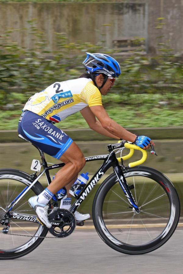 Takashi MIyazawa in the race leader's jersey