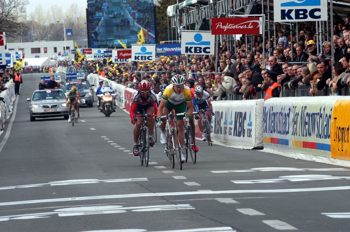 Stuart O'Grady wins the sprint for second place in 2003