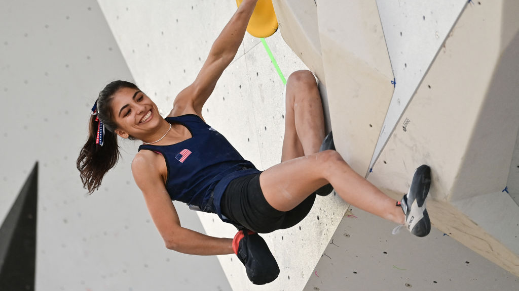 Natalie Grossman boulders at the Pan American Games Santiago 2023