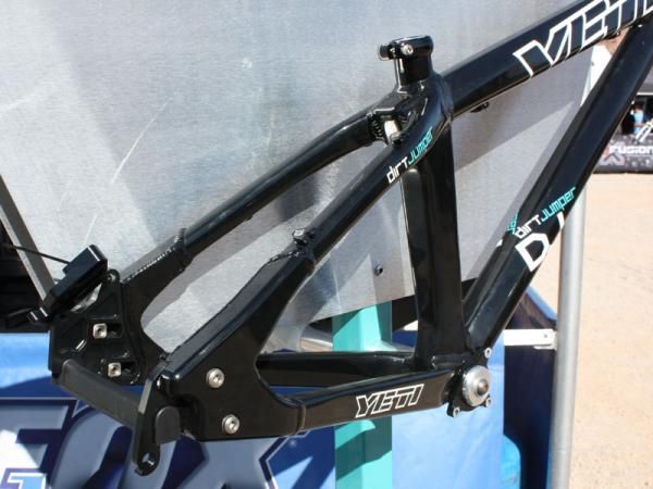 The rear end is far burlier with larger tube sizes and new box-section dropouts.