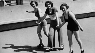 Roller skating for beginners: Three women skating