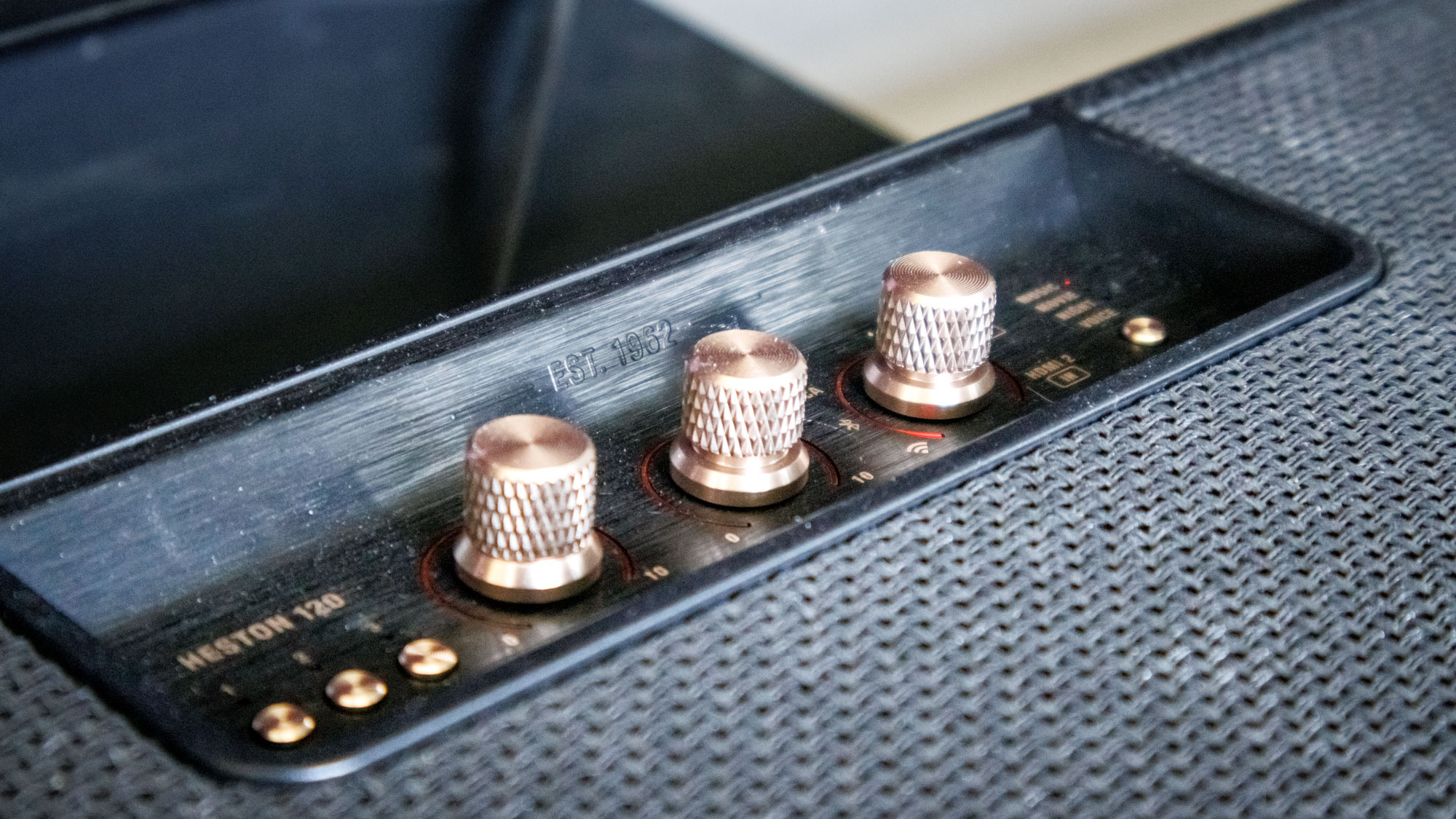 An side view of the control knobs on a Marshall Heston 120 soundbar.