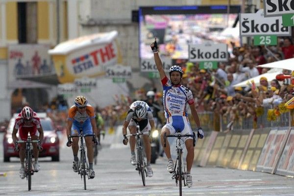 Michele Scarponi celebrates his victory in stage 18 ahead of F&eacute;lix Cardenas (Barloworld), Danny Pate (Garmin - Slipstream) and Lars Ytting Bak (Team Saxo Bank).