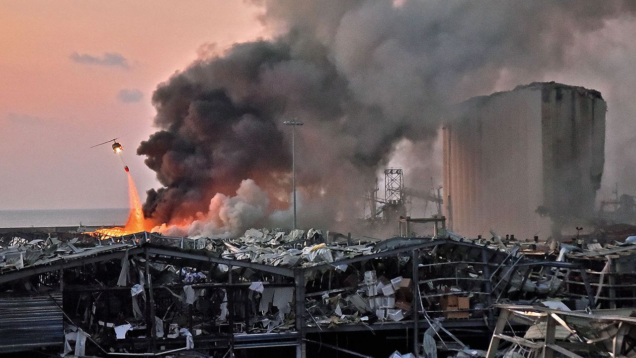 Firefighting helicopter at the scene of an explosion in Beirut © STR/AFP via Getty Images