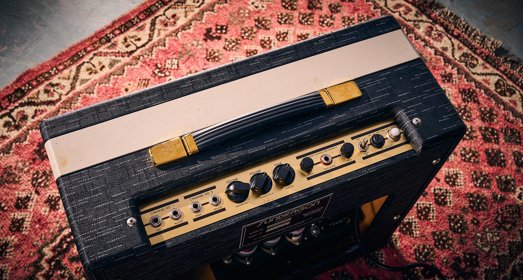 The Jimmy Page Sundragon is based on the Supro combo he used on Led Zeppelin I