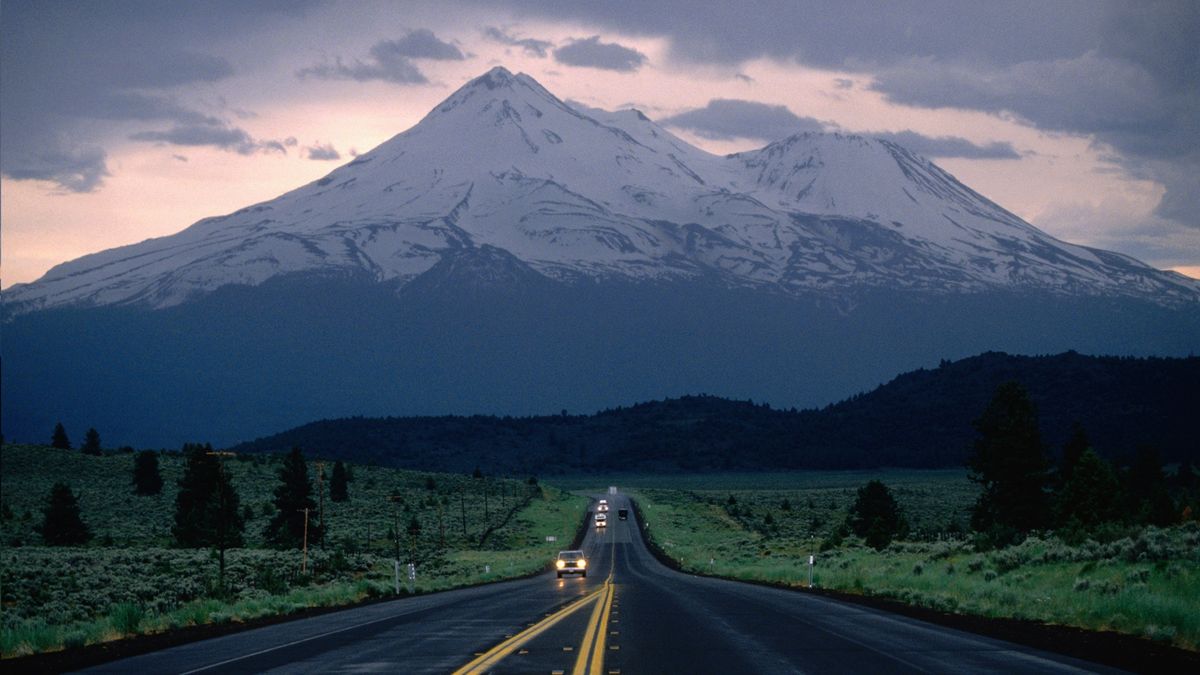 The road leading to Mount Shasta California