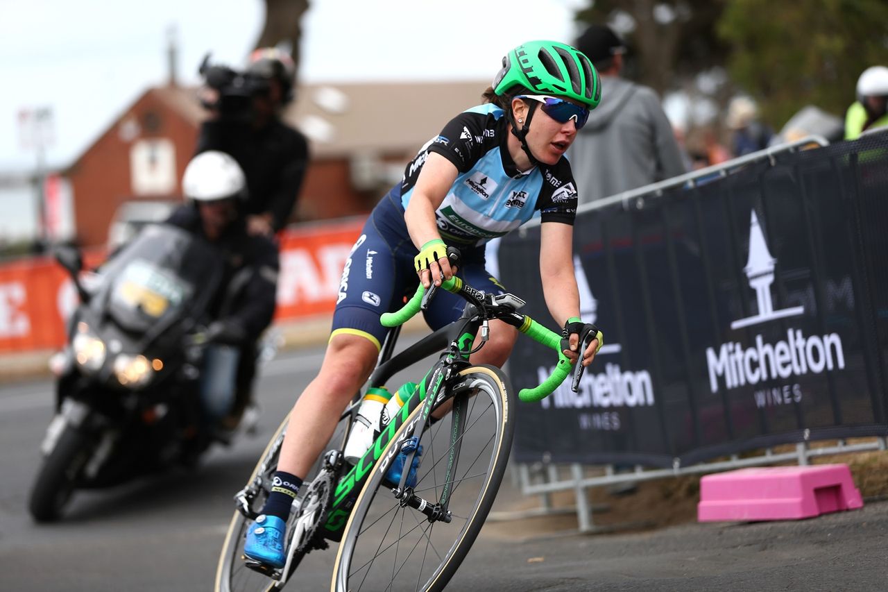 Amanda Spratt riding to the stage 2 victory