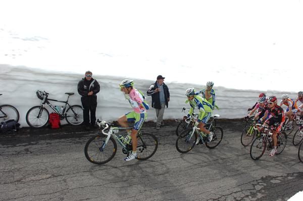 Ivan Basso (Liquigas-Doimo) picks up another layer before the descent.