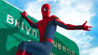 Beste filmer på Disney+: Tom Holland henger fra et trafikkskilt i Spider-Man: Homecoming .