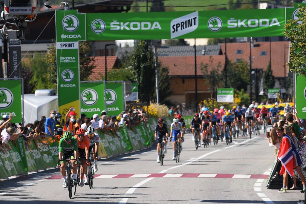 LA ROCHESURFORON FRANCE SEPTEMBER 17 Sprint Sam Bennett of Ireland and Team Deceuninck QuickStep Green Points Jersey Matteo Trentin of Italy and CCC Team Peter Sagan of Slovakia and Team Bora Hansgrohe Peloton during the 107th Tour de France 2020 Stage 18 a 175km stage from Mribel to La Roche sur Foron 543m TDF2020 LeTour on September 17 2020 in La RochesurForon France Photo by Tim de WaeleGetty Images