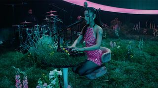 Ariana Grande live looper