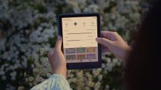 Demonstrating the brightness of the Kindle Colorsoft 