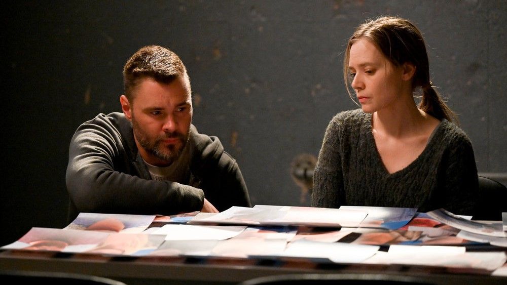 Patrick John Flueger as Adam Ruzek, Caitlin Mehner as Samantha Beck in Chicago P.D.