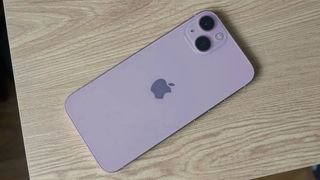 Una foto del iPhone 13 editada para mostrar un tono morado