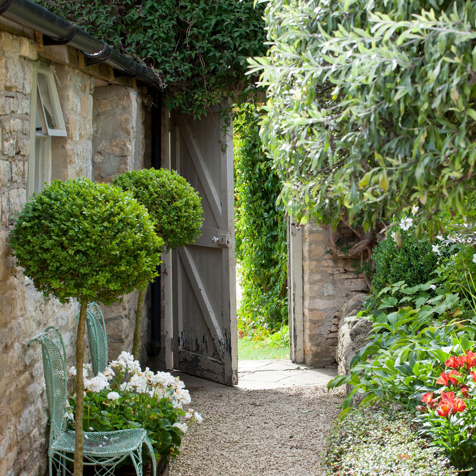 14 garden path ideas – curved and straight walkway designs in gravel ...