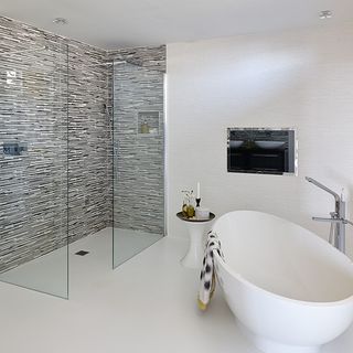 bathroom with bathtub and white wall