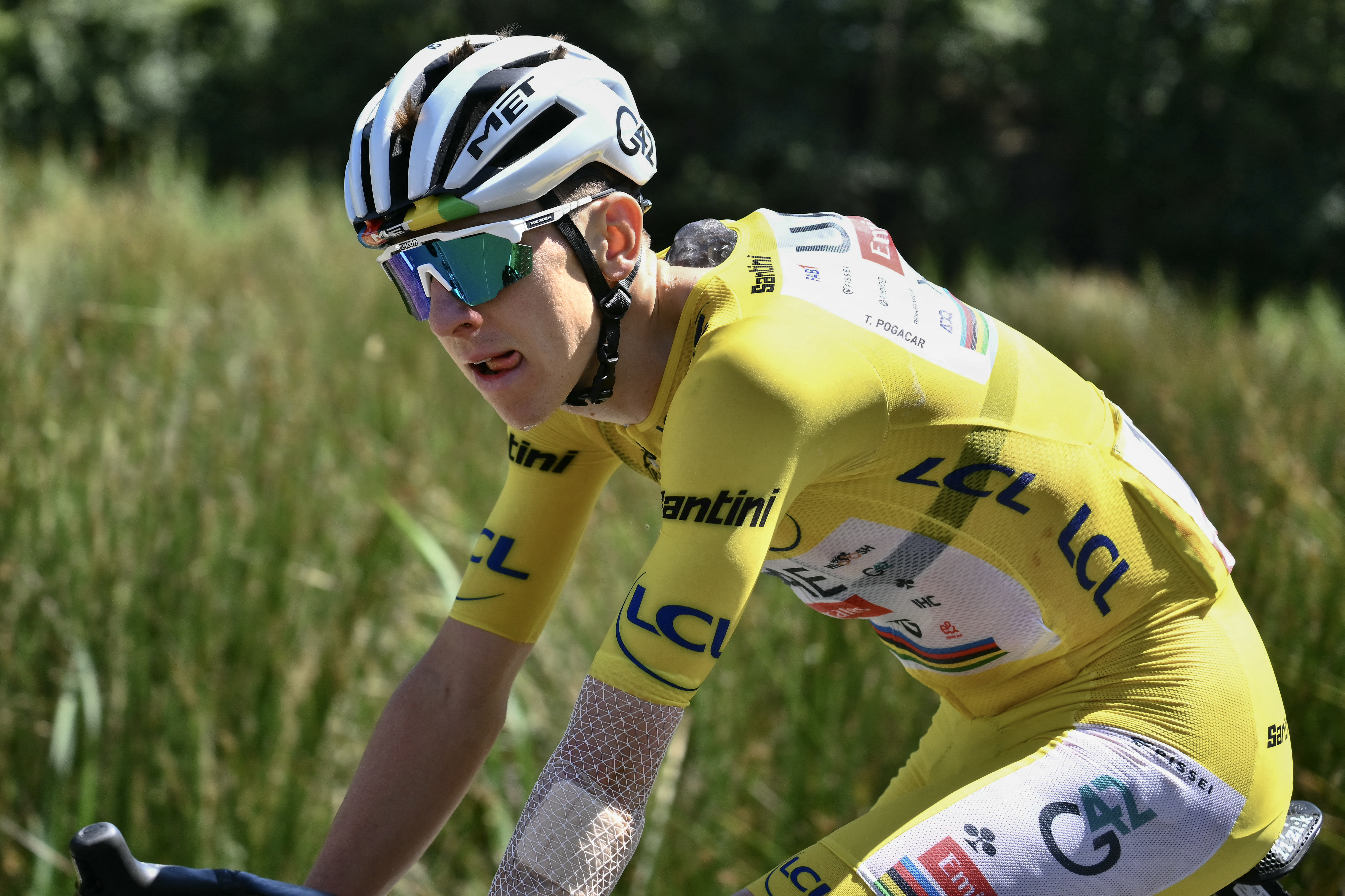 Tadej Pogačar veste um colete de gelo por cima da camisa amarela do Tour de France