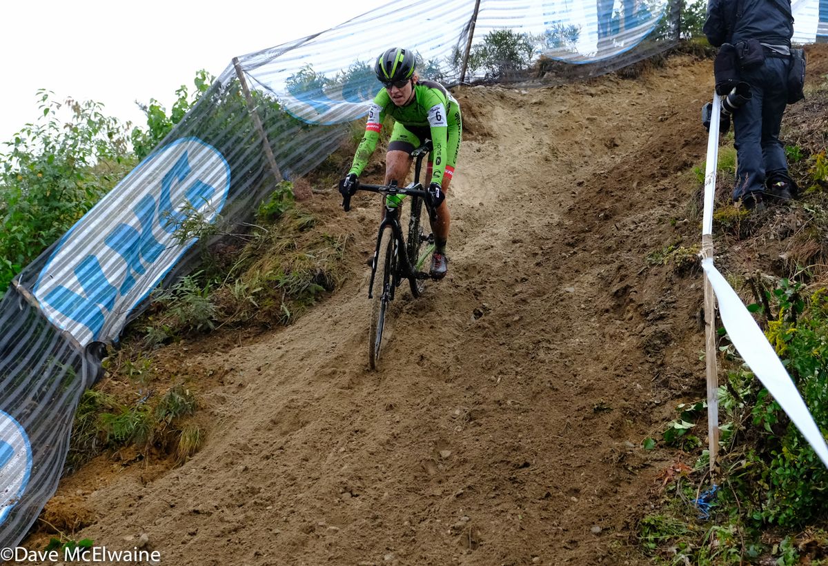 Emma White (Cannondale) trying to stay upright on a steep sandy descent
