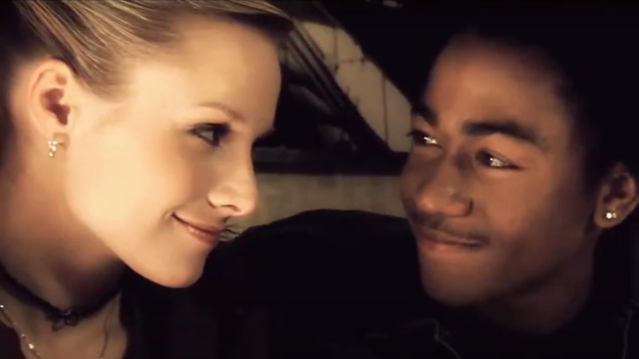 Veronica And Wallace smiling at each other in Veronica Mars