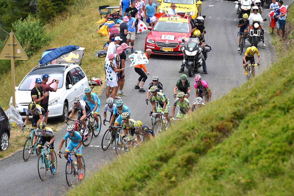 The yellow jersey drops back as the group accellerates