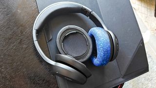 Alex Bracetti replacing the Raycon Fitness Headphones ear cushions