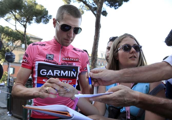 Ryder Hesjedal (Garmin-Sharp) signs autographs