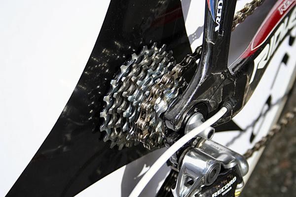 An 11-21T cassette is on hand for Cadel but only nine sprockets fit on the Ghibli disc.