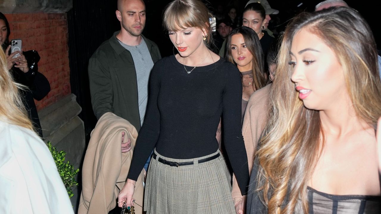 Taylor Swift at a NYC girls&#039; dinner