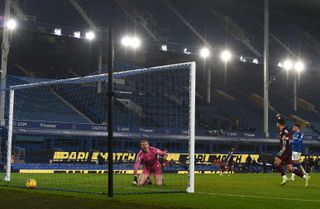 Everton goalkeeper Jordan Pickford could not keep out Youri Tielemans' equaliser