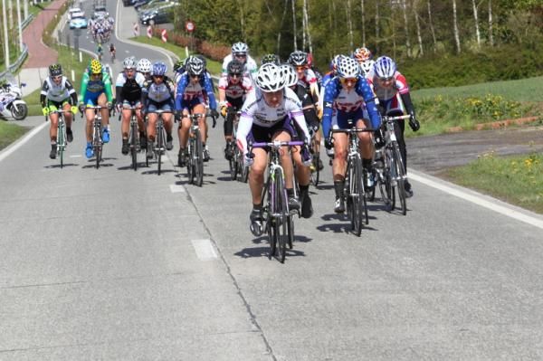 Inga Cilvinaite (Diadora Pasta Zara) leads a chase to a group ahead of her for Bronzini