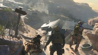 Plusieurs soldats dans Modern Warfare 3 préparant une attaque dans une zone desertique