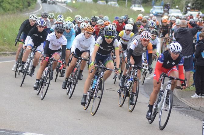 Elise Delzenne (Specialized-lululemon) leads the bunch