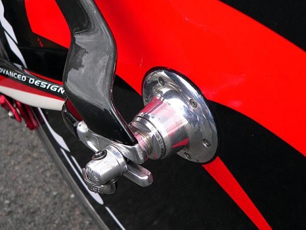 The Fulcrum rear disc incorporates familiar Campagnolo hub internals.