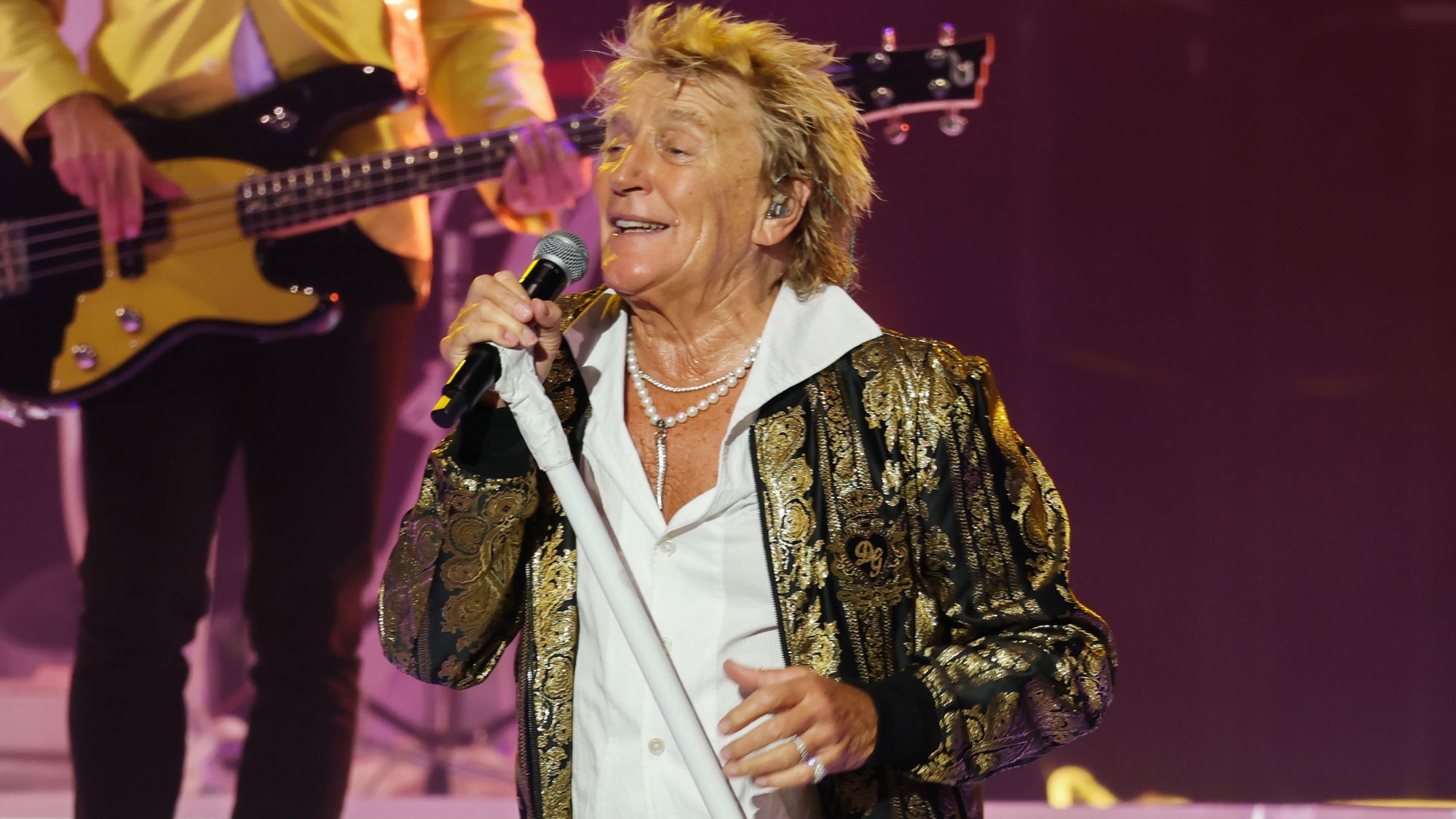 Rod Stewart cancels the rest of his US tour following heart surgery