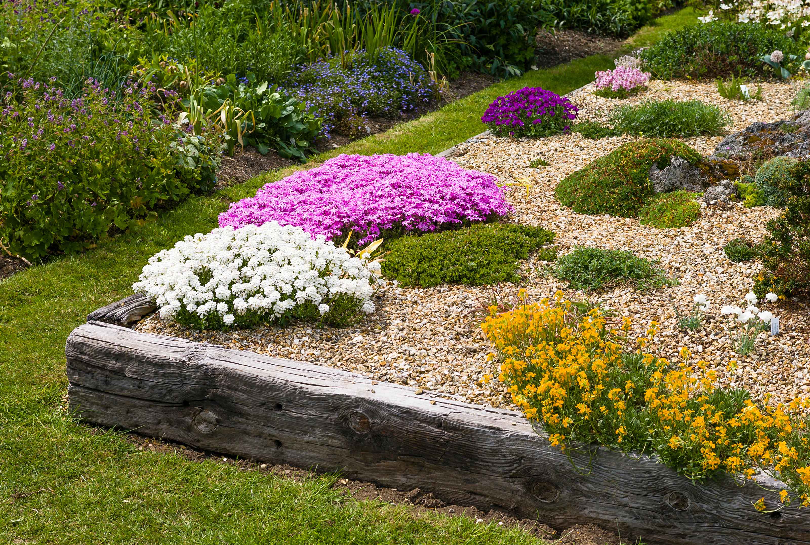 gravel garden using garden sleeper ideas