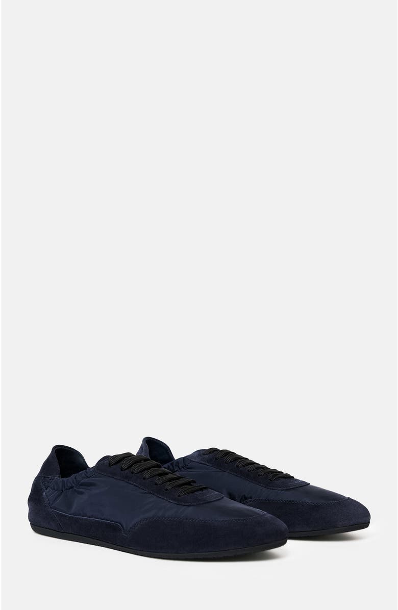 Lightweight sports shoes