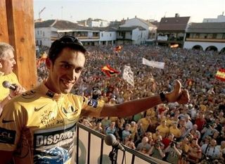Huge crowds greet Contador