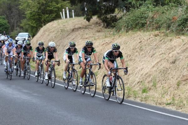 Melissa Hoskins was still leading the GreenEDGE team on the front 4 km later