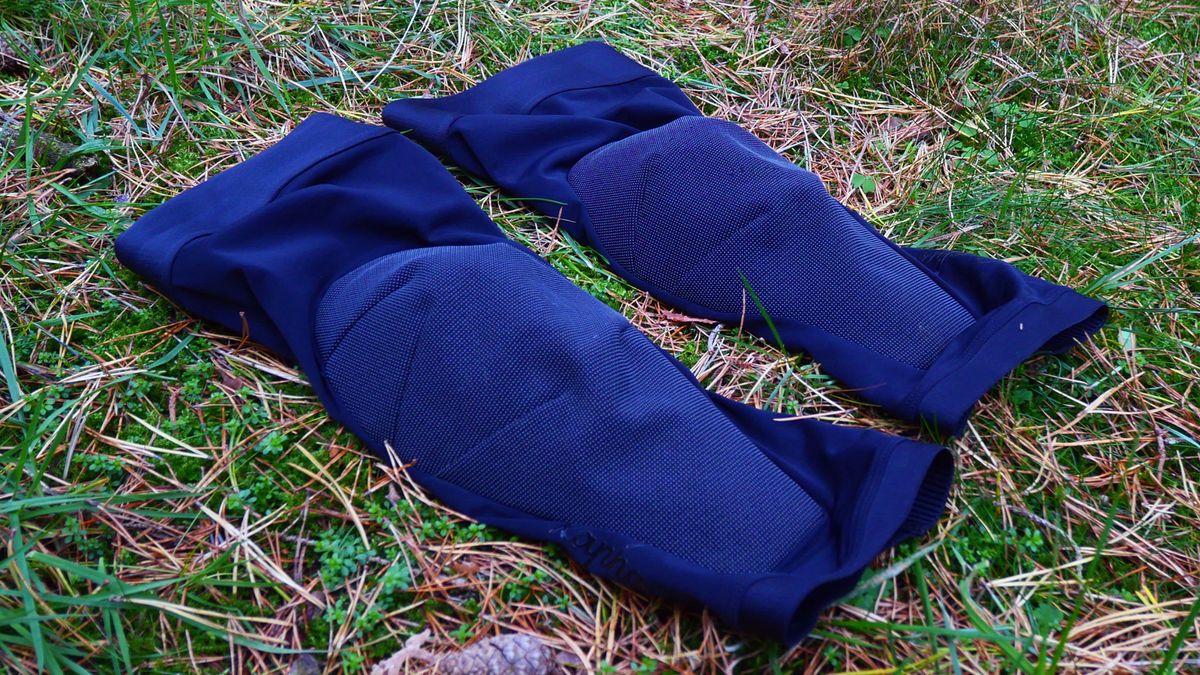 Rapha Trail Knee Pad review – super comfortable knee protection ...