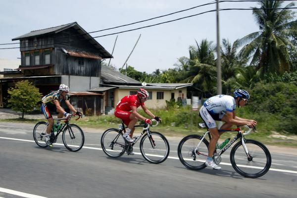 Jay Thomson (South Africa), David Pell (Drapac-Porsche) and Thomas Erler (Tabriz Petrochemicals) during their escape