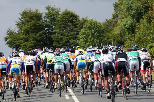 The Vuelta Chile peloton in action during stage 6.