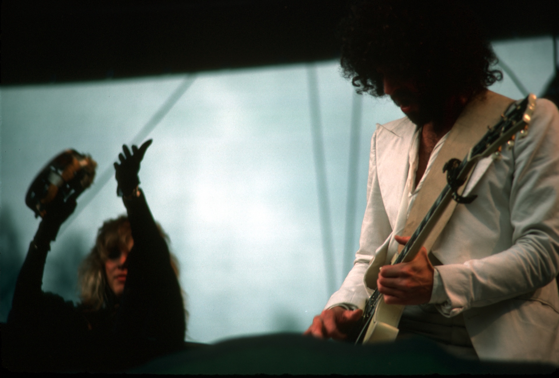 Singer Stevie Nicks and guitarist Lindsey Buckingham of the rock group 'Fleetwood Mac'