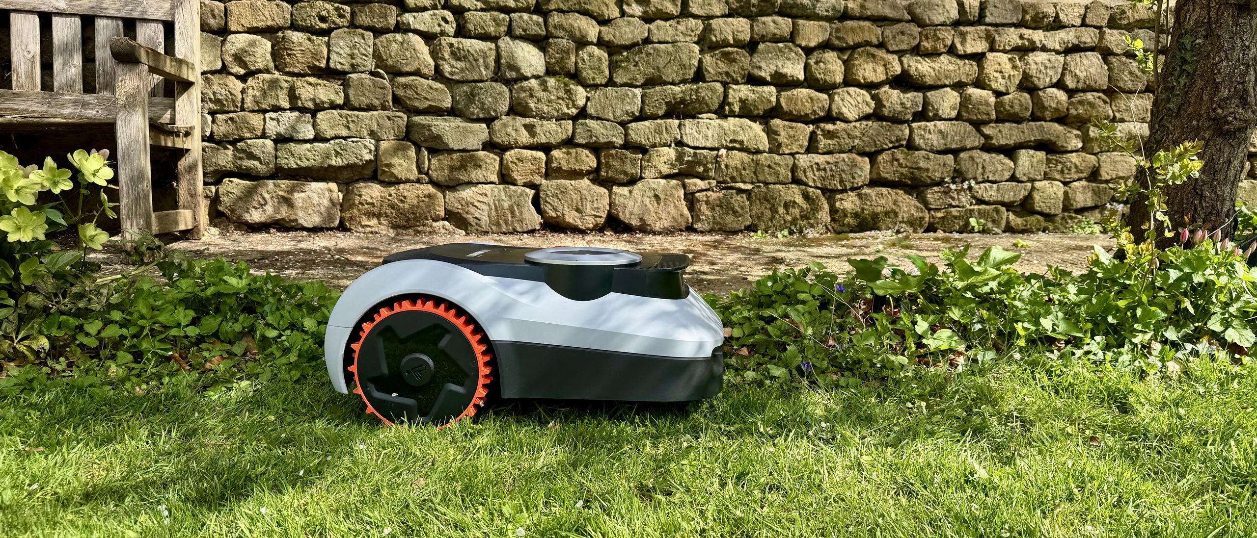 The Segway Navimow i210E LiDAR Pro delivers orderly…