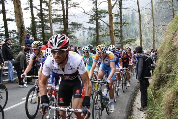 Alejandro Valverde (Caisse d'Epargne) in the white jersey.