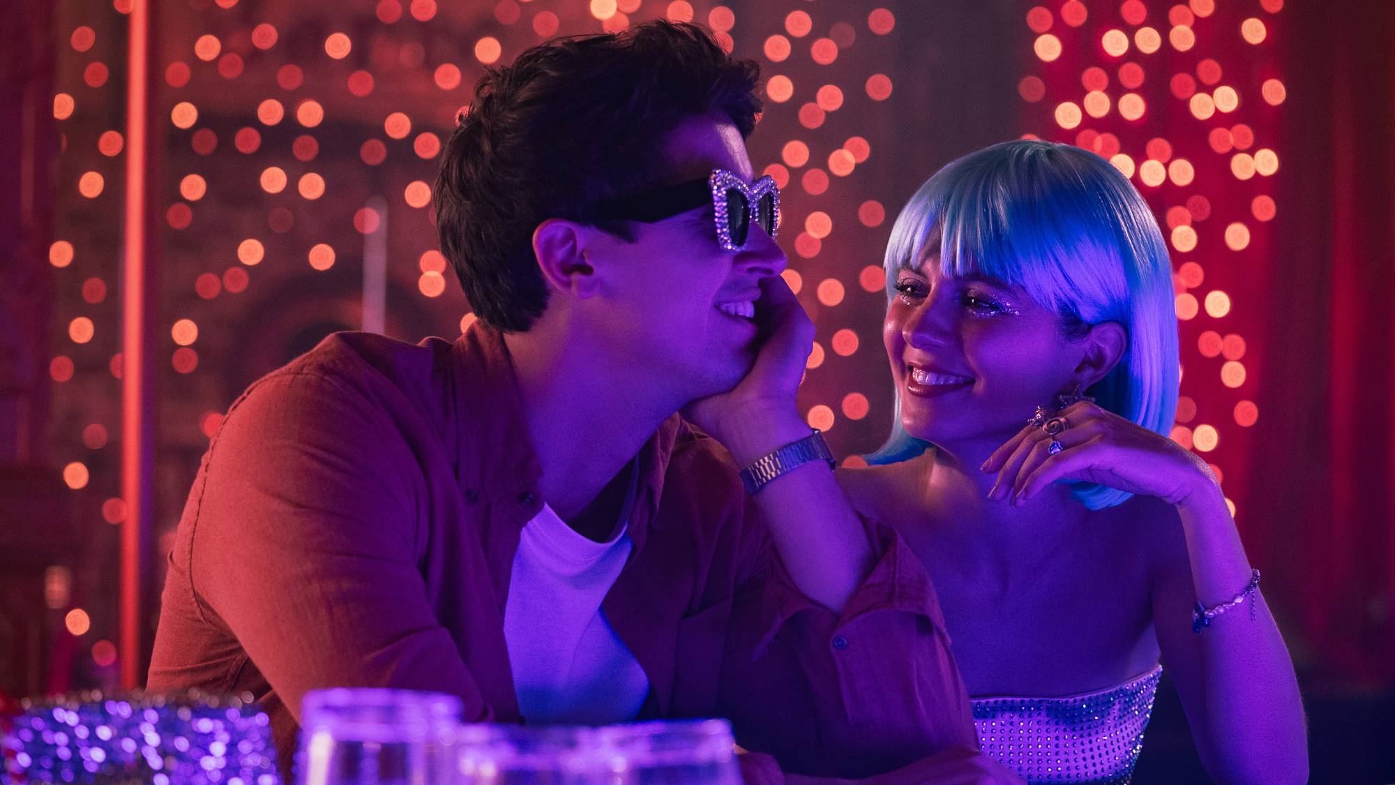 (L-R) Tom Blyth as Alex and Emily Bader as Poppy in "People We Meet on Vacation"