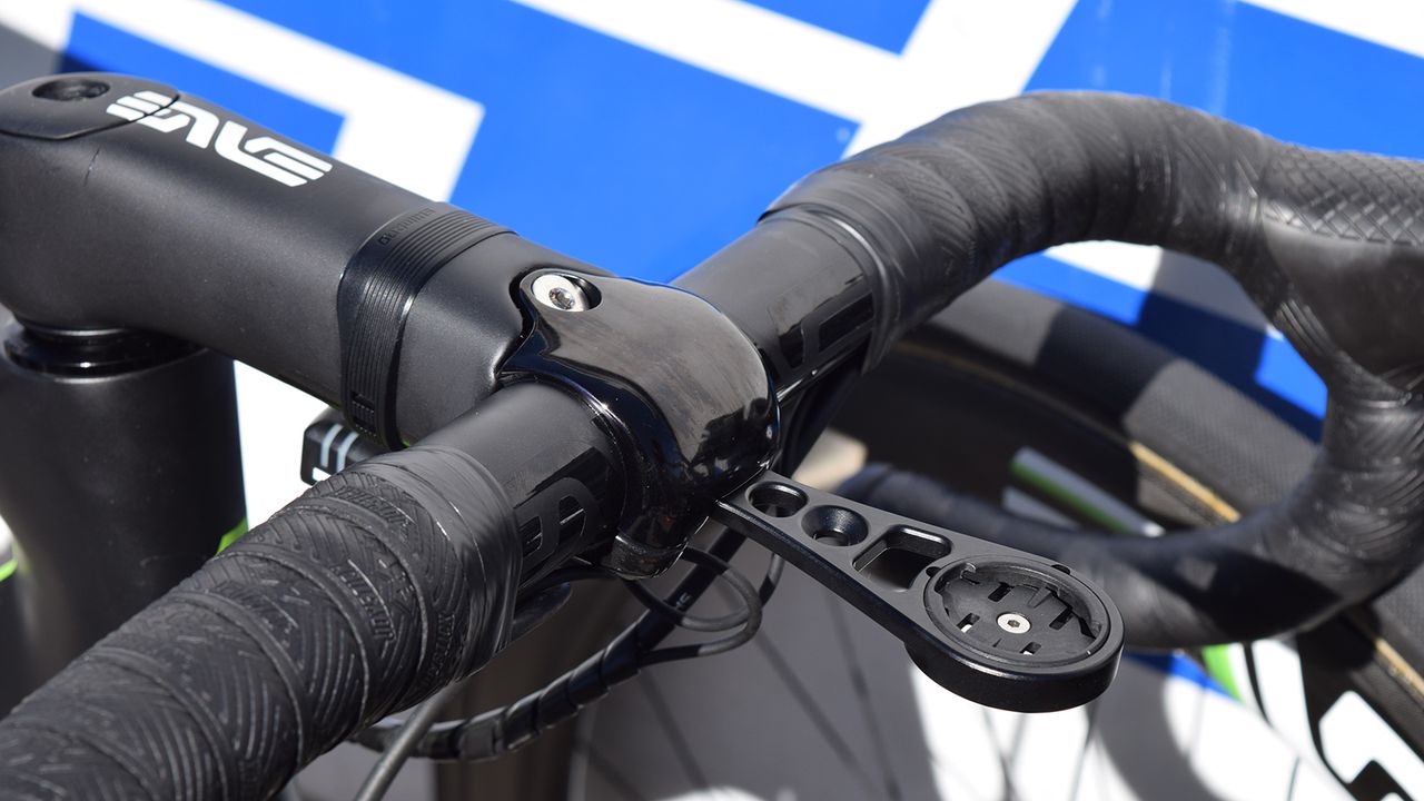 The contrasting matt/gloss black finish matches the handlebars seamlessly