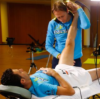 Vincenzo Nibali Astana massage soigneur