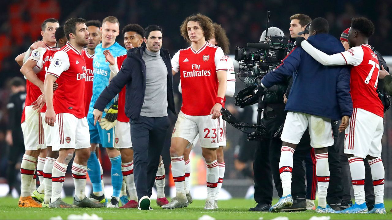 Arsenal head coach Mikel Arteta celebrates with his players after the 2-0 win over Man Utd 