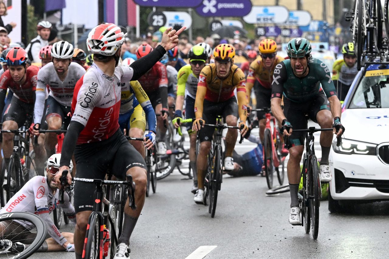 De Brabantse Pijl - La Fleche Brabanconne 2022 - 62nd Edition - Leuven - Overijse 205,1 km - 13/04/2022 - Crash - Team Car - photo Vincent Kalut/PN/SprintCyclingAgency&Acirc;&copy;2022